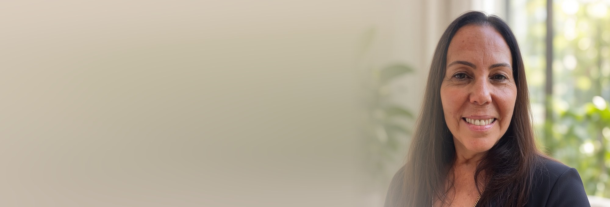 Rosi Esteves, coach de vie et thérapeute holistique, souriante dans un salon lumineux
