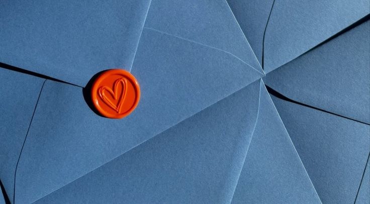 Enveloppes bleues fermées par des sceaux de cire en forme de cœur