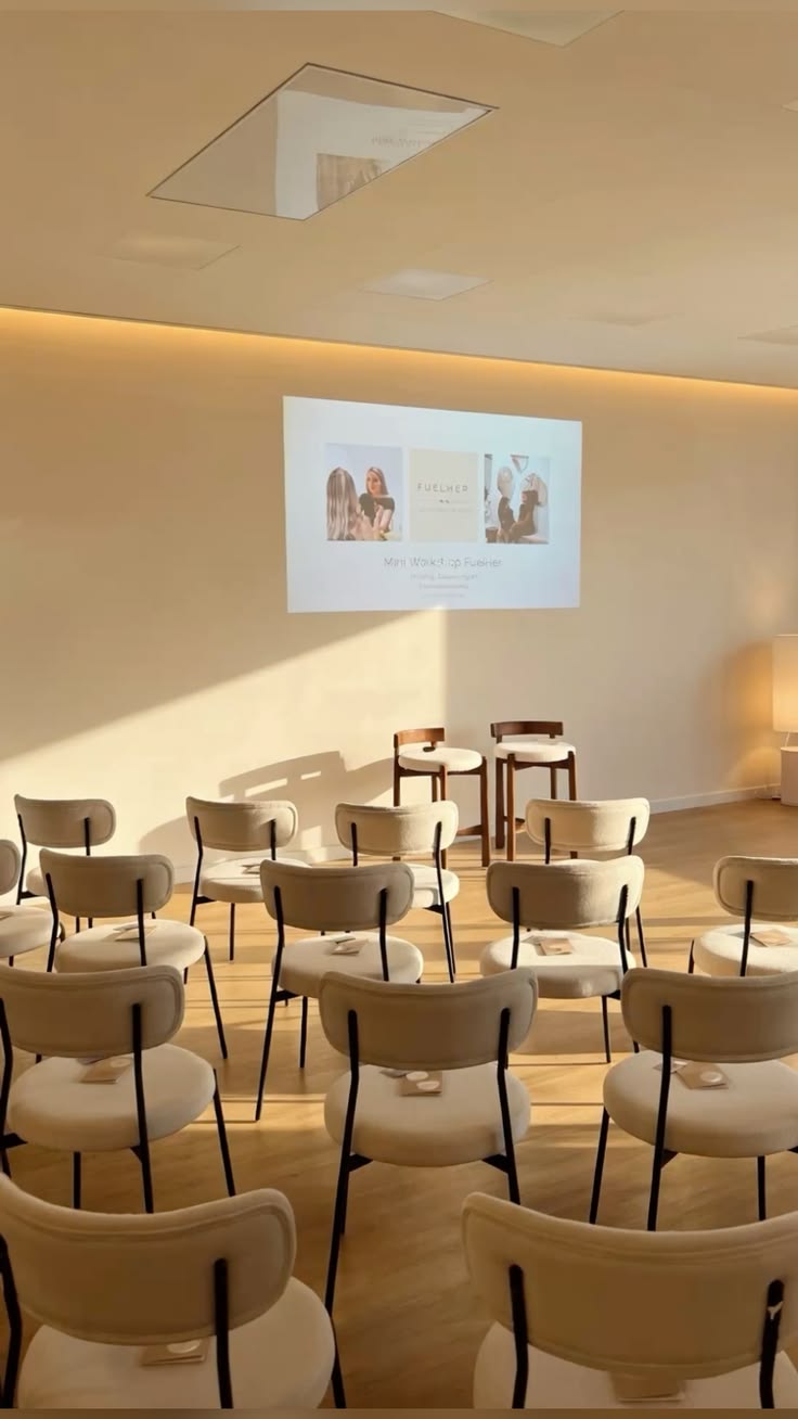 Salle lumineuse aménagée avec des fauteuils pour un moment entre amies